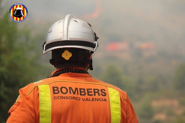 Bomberos trabajan en un incendio forestal en Cofrentes (Valencia)