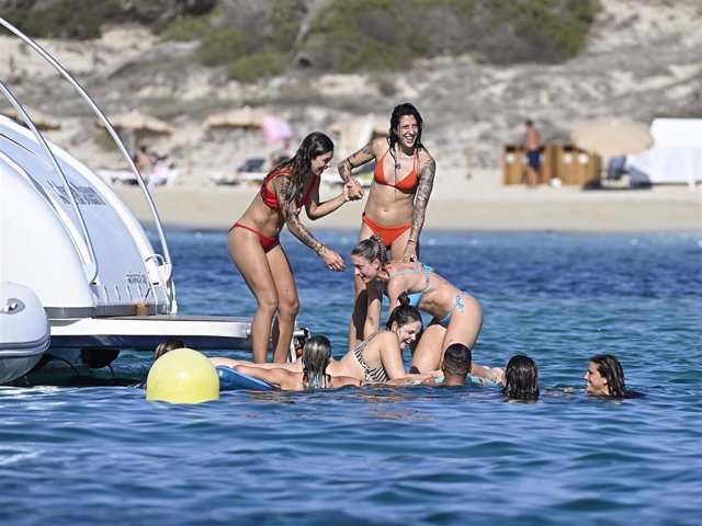 LAS JUGADORAS DE LA ROJA APROVECHAN SUS VACACIONES EN IBIZA PARA DISFRUTAR DE UN DÍA DE PLAYA INOLVIDABLE