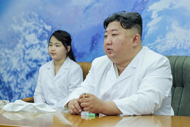 Archivo - Kim Jong Un, dirigente de Corea del Norte, junto a su hija