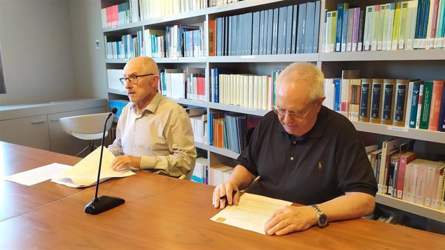Archivo - El jurista y candidato de ERC al Senado en el 23J, Joan Queralt (d), junto al síndic de Greuges, Rafael Ribó (i). El 29 de junio de 2022.