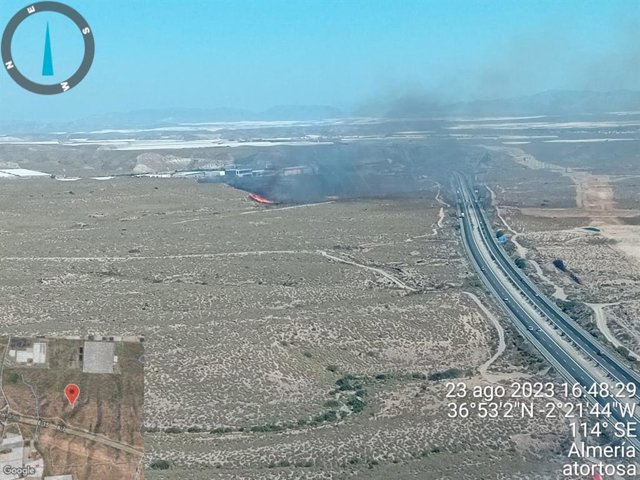 Momento inicial del incendio forestal declarado en la zona de Venta Gaspar, en Almería capital, y cerca de la autovía A7