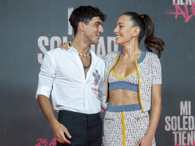 El actor Óscar Casas y la actriz Candela González posan durante el photocall de la película ‘Mi soledad tiene alas’