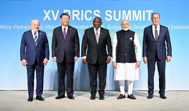 Los presidentes de Brasil, China y Sudáfrica, Luiz Inacio Lula da Silva, Xi Jinping, Cyril Ramaphosa, respectivamente; el primer ministro indio, Narendra Modi, y el ministro ruso de Exteriores, Sergei Lavrov.