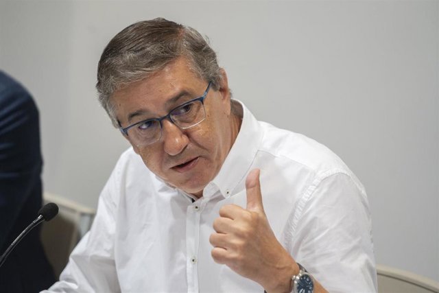 El conseller de Educación, Universidades y Ocupación, José Antonio Rovira, interviene durante una rueda de prensa