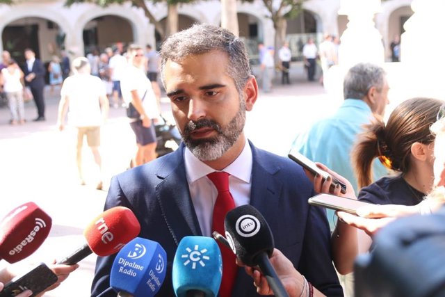 El consejero de Sostenibilidad y portavoz del Gobierno andaluz, Ramón Fernández-Pacheco, este jueves en declaraciones a los medios de comunicación en Almería.