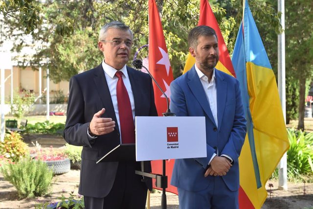 El embajador de Ucrania en España, Serhii Pohoreltsev, y el consejero de Presidencia, Justicia y Administración Local de la Comunidad de Madrid, Miguel Ángel García Martín, durante su visita a la Gran Residencia en el Día de la Independencia de Ucrania