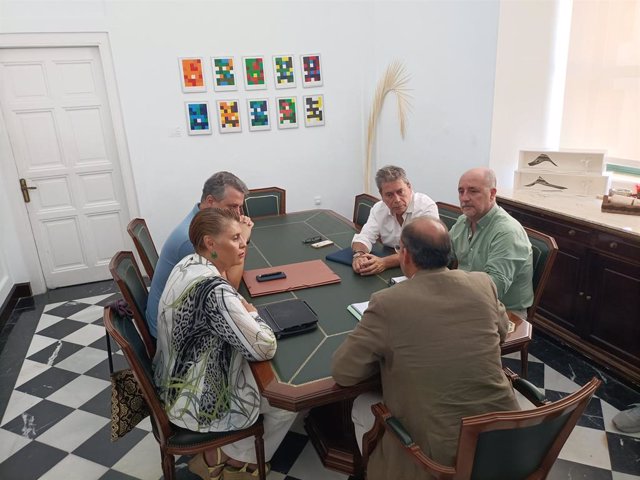 Reunión del alcalde de Cáceres, Rafael Mateos, con miembros de la Fundación Lumbini Garden para avanzar en el proyecto Gran Buddha