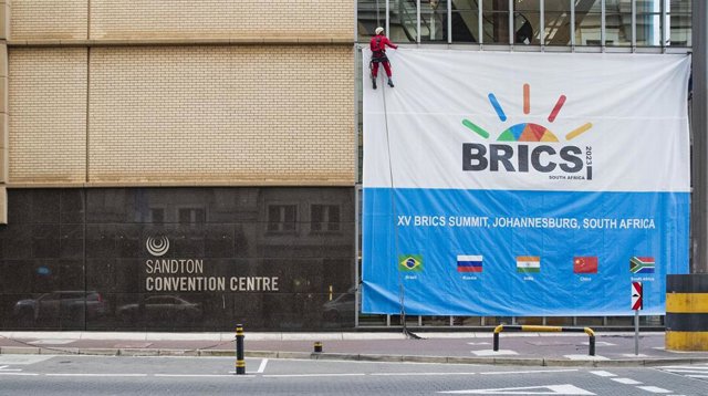 Pancarta con motivo de la reunión de líderes de los BRICS en Johannesburgo