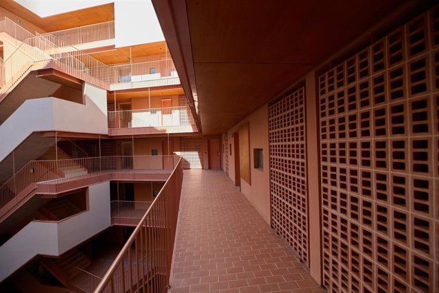 Un bloque de viviendas de San Francisco Javier VI, a 24 de agosto de 2023, en Madrid (España). San Francisco Javier VI es una de las promociones que la Empresa Municipal de la Vivienda y Suelo tiene en el ecobarrio de Puente de Vallecas y cuyas 102 vivien