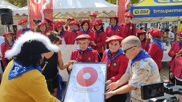 Bilboko Konpartsek Txupinerei dedikatutako abestia aurkeztu dute Xabi Aburruzaga trikitilariarekin.
