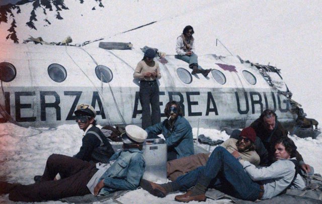 Tráiler La sociedad de la nieve: Lo nuevo de J.A. Bayona sobre los supervivientes de un avión estrellado en los Andes