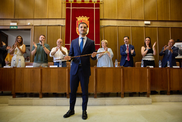 El concejal del PP de Torrejón de Ardoz Alejandro Navarro sujeta el bastón de mando como nuevo alcalde de Torrejón de Ardoz, a 25 de agosto de 2023, en Torrejón de Ardoz, Madrid (España). 