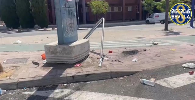 Desperfectos ocasionados por el accidente del vehículo tras impactar contra la señal situada frente a la Escuela de Ingenieros.