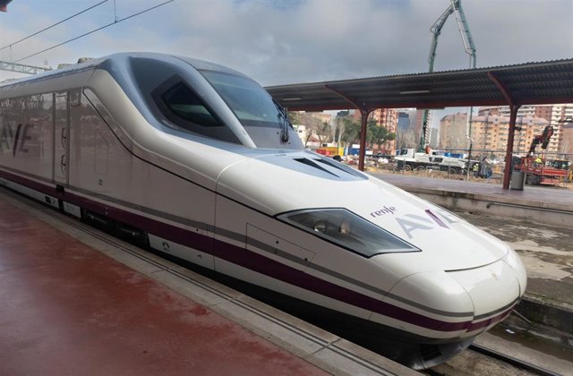 Archivo - Llegada del AVE Madrid-Murcia, en la estación de tren Chamartín-Clara Campoamor, a 19 de diciembre de 2022, en Madrid (España). En el viaje inaugural, que realiza el trayecto Madrid-Elche-Murcia, de esta línea de Renfe Alta Velocidad Española (A