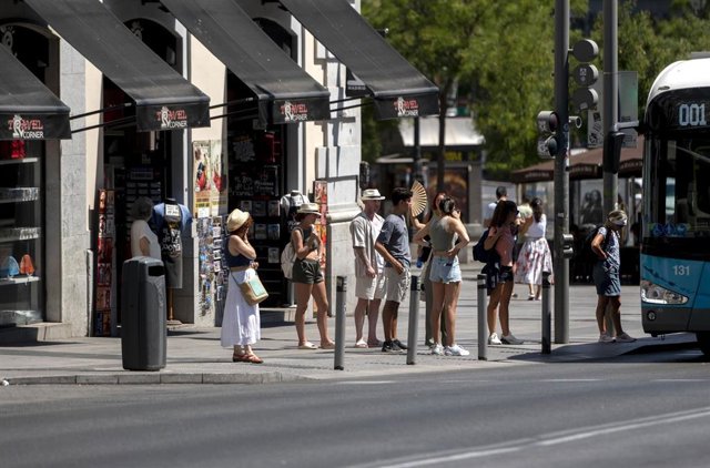 Dos mujeres caminan por una calle del centro de Madrid