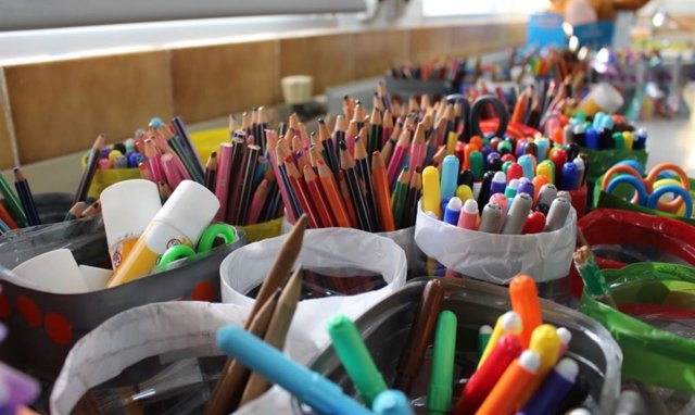 Archivo - Imagen de archivo de material escolar 