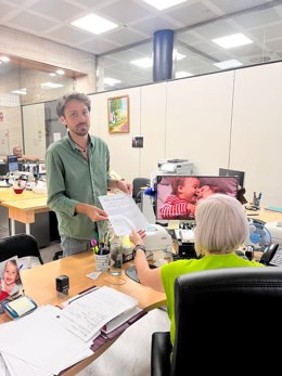El concejal del grupo municipal y vicesecretario de organización de la ejecutiva local, Génesis González, en el momento de registrar la solicitud