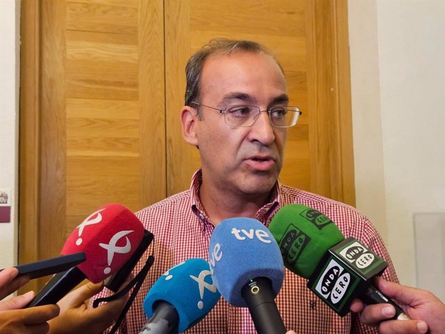 El alcalde de Cáceres, Rafael Mateos, atiende a los medios en el ayuntamiento