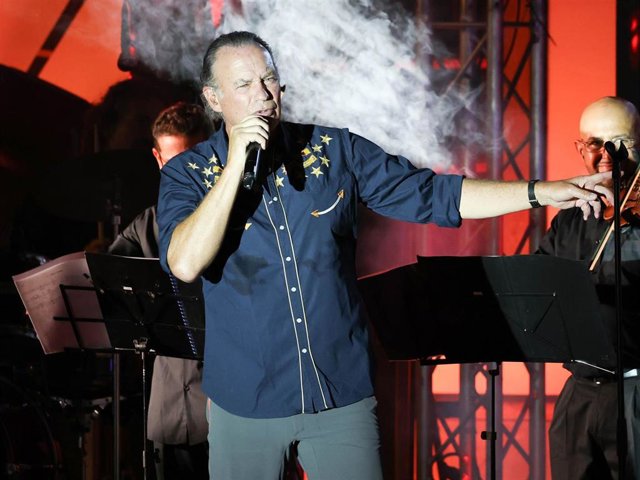 Bertín Osborne en el escenario de las Fiestas de San Bartolomé  en Tunte, Gran Canaria