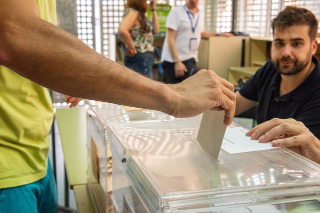 Una persona ejerce su derecho a voto durante las elecciones generales, en un colegio electoral, a 23 de julio de 2023, en Albacete, Castilla-La Mancha (España). 