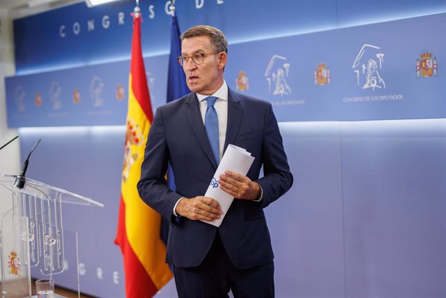 El presidente del PP y candidato a la Presidencia de España, Alberto Núñez Feijóo, ofrece una rueda de prensa, en el Congreso de los Diputados, a 22 de agosto de 2023, en Madrid (España). 