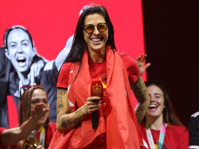 La futbolista Jenni Hermoso durante la celebración de la victoria en Madrid