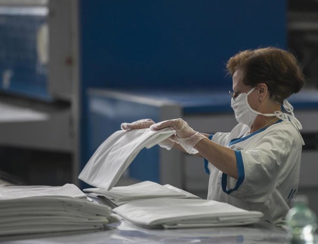 Coronavirus.- El Gobierno recomienda lavar la ropa de trabajo a 60-90 grados y evitar el uso compartido de equipos