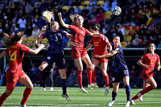 Stefanie Van Der Gragt (Països Baixos) i Irene Paredes (Espanya) es disputen una pilota durant un partit del Mundial (2023)