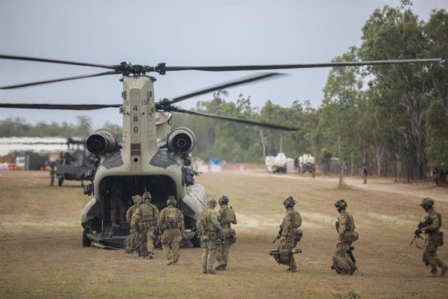 Archivo - Militares australianos subiéndose a un avión militar estadounidense