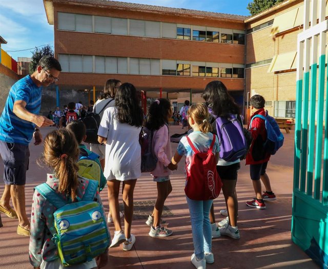 Archivo - Varios niños a su llegada al colegio CEIP Hernán Cortés durante el primer día de comienzo del curso escolar, a 7 de septiembre de 2022, en Madrid (España). El curso escolar 2022/2023 comienza este año con la implantación de la LOMLOE en los curs