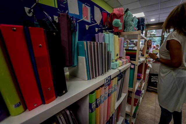 Archivo - Cuadernos, archivadores y demás material escolar en la librería-papelería 'Zepol', a una semana del inicio del curso escolar en algunas comunidades autónomas, a 29 de agosto de 2022, en Pozuelo de Alarcón, Madrid (España). Los españoles prevén g