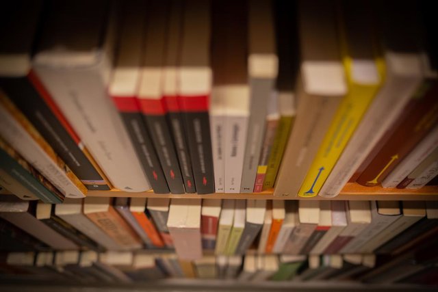 Archivo - Llibres i material col·locat a les prestatgeries de la llibreria Laie Pau Claris de Barcelona