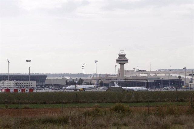 Archivo - Varios aviones en una de las pistas del aeropuerto de Palma. Recurso. Archivo. 
