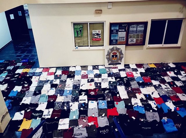 La Policía Local de El Puerto decomisa más de 280 sudaderas falsificadas en Valdelagrana