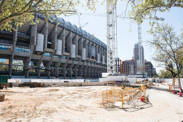 Archivo - Fachada del Estadio Santiago Bernabéu
