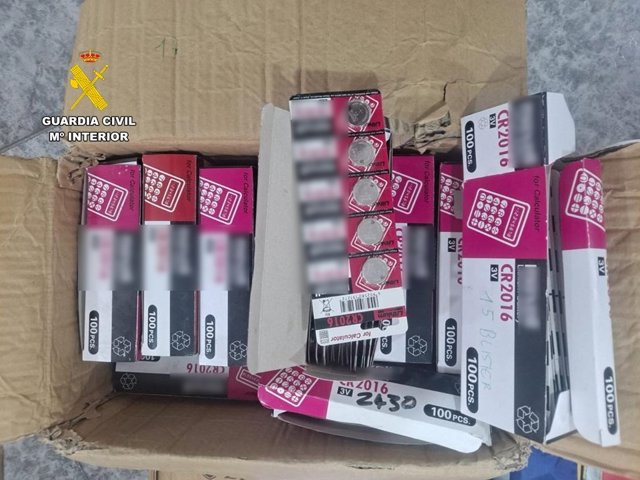 La Guardia Civil denuncia a una empresa de Crevillent por poner a la venta 1.900 pilas falsificadas