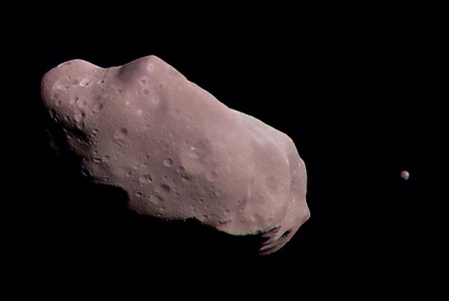 Asteroide Ida visto por la sonda Galileo el 28 de agosto de 1993.