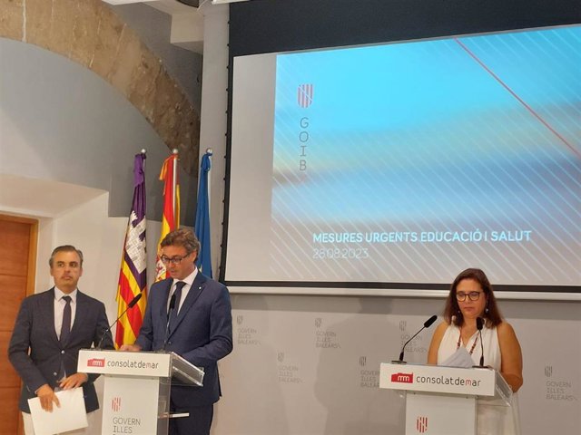 El conseller de Educación y Universidades (izqda),  Antoni Vera, en rueda de prensa, posterior al Consell de Govern extraordinario, junto al portavoz del Govern, Antoni Costa, y la consellera de Salud, Manuela García.
