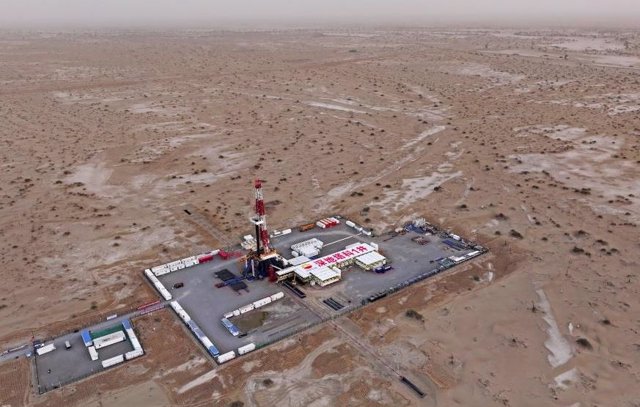 Esta fotografía aérea tomada el 21 de agosto de 2023 muestra el proyecto de perforación de un pozo de más de 10.000 metros de profundidad en el interior del desierto de Taklimakan, dentro de la cuenca del Tarim.