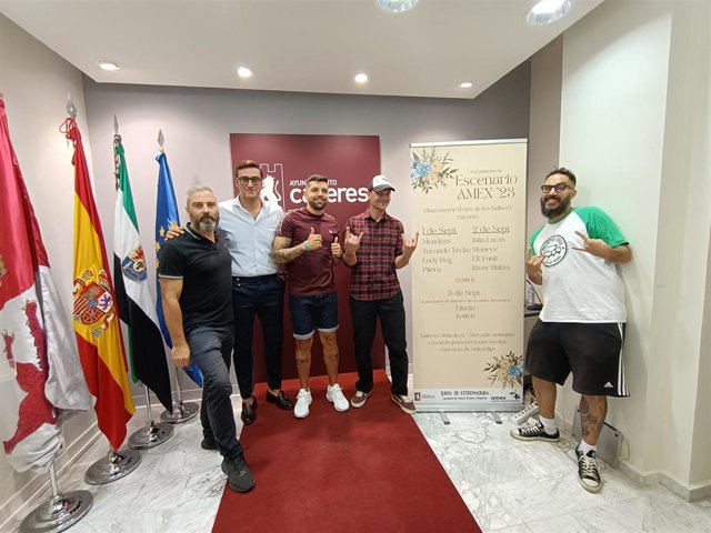 El concejal de Cultura, Jorge Suárez, con organizadores y participantes en los conciertos de Escenario AMEX de Cáceres