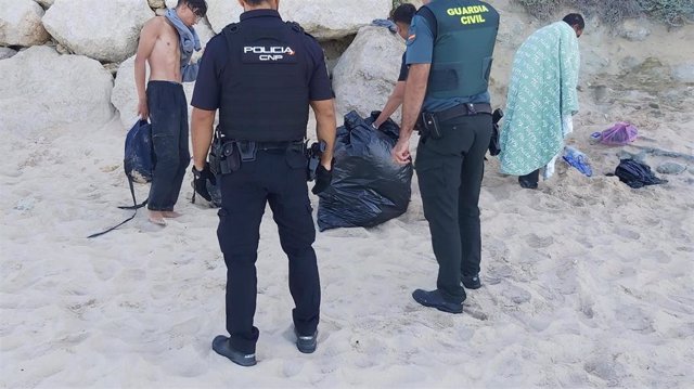 Localizan el cadáver de un migrante a la deriva cerca de Conil y siguen desaparecidos otros dos