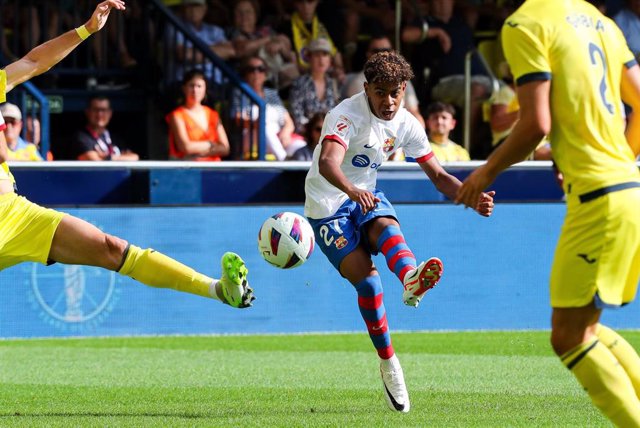 Lamine Yamal realizando una acción durante el encuentro de Liga frente al Villarreal.