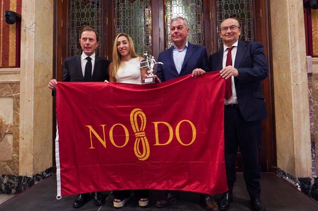 Emilio Butragueño, Olga Carmona, José Luis Sanz y José Castro, con la bandera de la ciudad, durante el acto de homenaje de la Corporación a la futbolista sevillana tras proclamarse campeona del mundo.