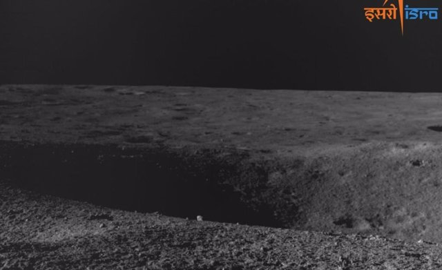 Imagen de un cráter captado por el rover lunar indio