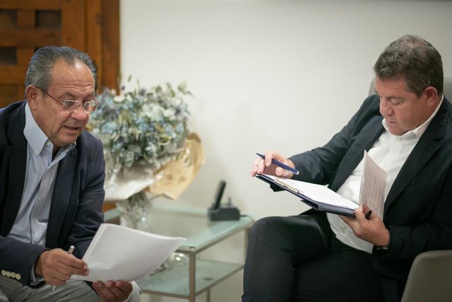 El presidente de Castilla-la Mancha, Emiliano García-Page, con el consejero de Hacienda, Juan Alfonso Ruiz Molina.