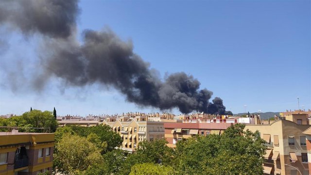 Imagen del humo generado por el aparatoso incendio declarado el domingo en el Polígono Industrial de Chinales de Córdoba capital, a 27 de agosto de 2023 (Andalucía, España).