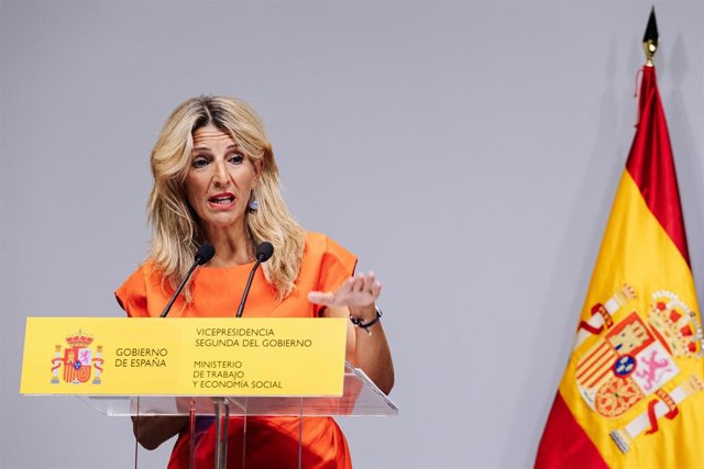 La vicepresidenta segunda y ministra de Trabajo y Economía Social en funciones, Yolanda Díaz, ofrece una rueda de prensa tras una reunión en la sede del Ministerio, a 28 de agosto de 2023, en Madrid (España). 