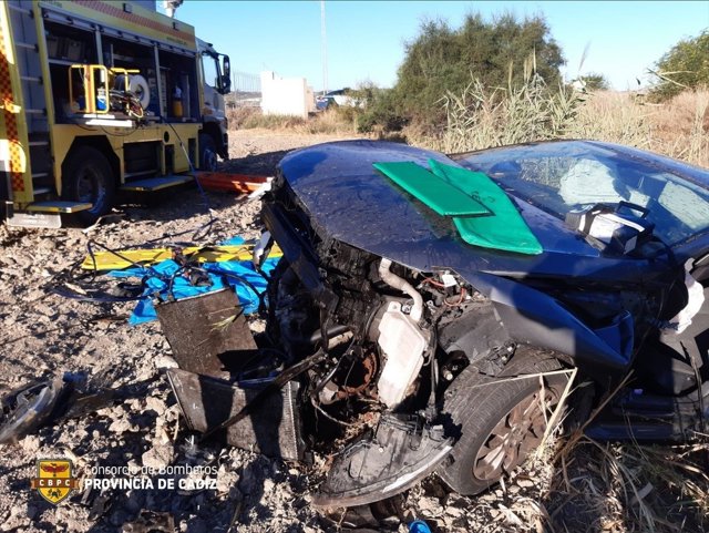 Herida una conductora tras chocar contra un tocón y caer en una acequia con su vehículo en Jerez