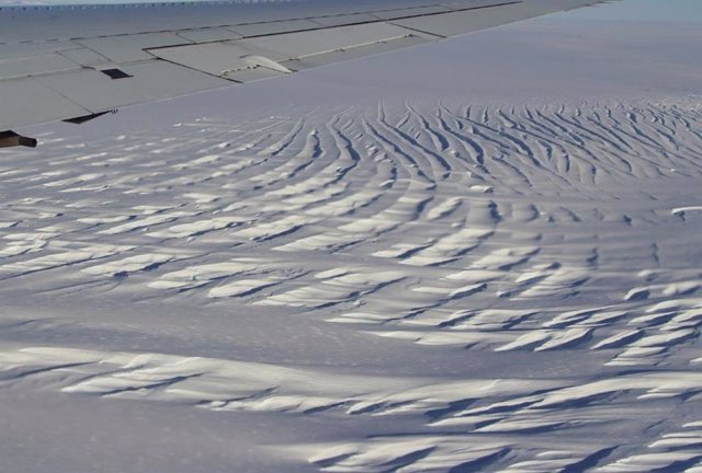 Hielo pesado agrietándose cerca del margen de corte oriental de Foundation Ice Stream en la Antártida Occidental.
