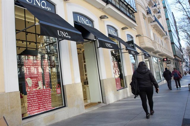 Archivo - Fachada y escaparates de la joyería española Uno de 50 en el distrito de Salamanca, a 25 de febrero de 2023, en Madrid (España). El Barrio de Salamanca es una de las zonas comerciales más importantes de la ciudad y uno de los distritos de mayor 